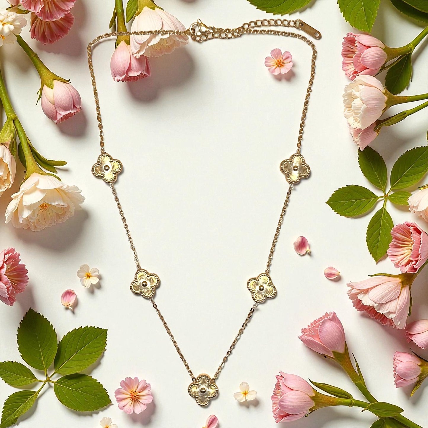R3CEIVED lucky Clover Necklace – Gold Edition