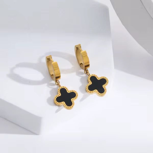 Lucky Clover Earrings – Black / Gold 🍀