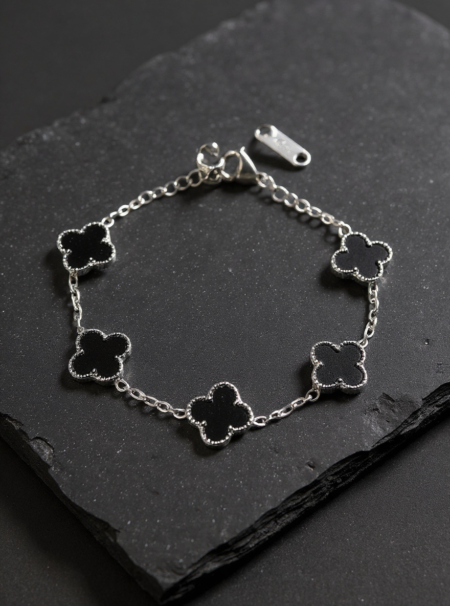 R3CEIVED Lucky Klavertje Armband – Zilver Zwart Editie (Roestvrij staal)