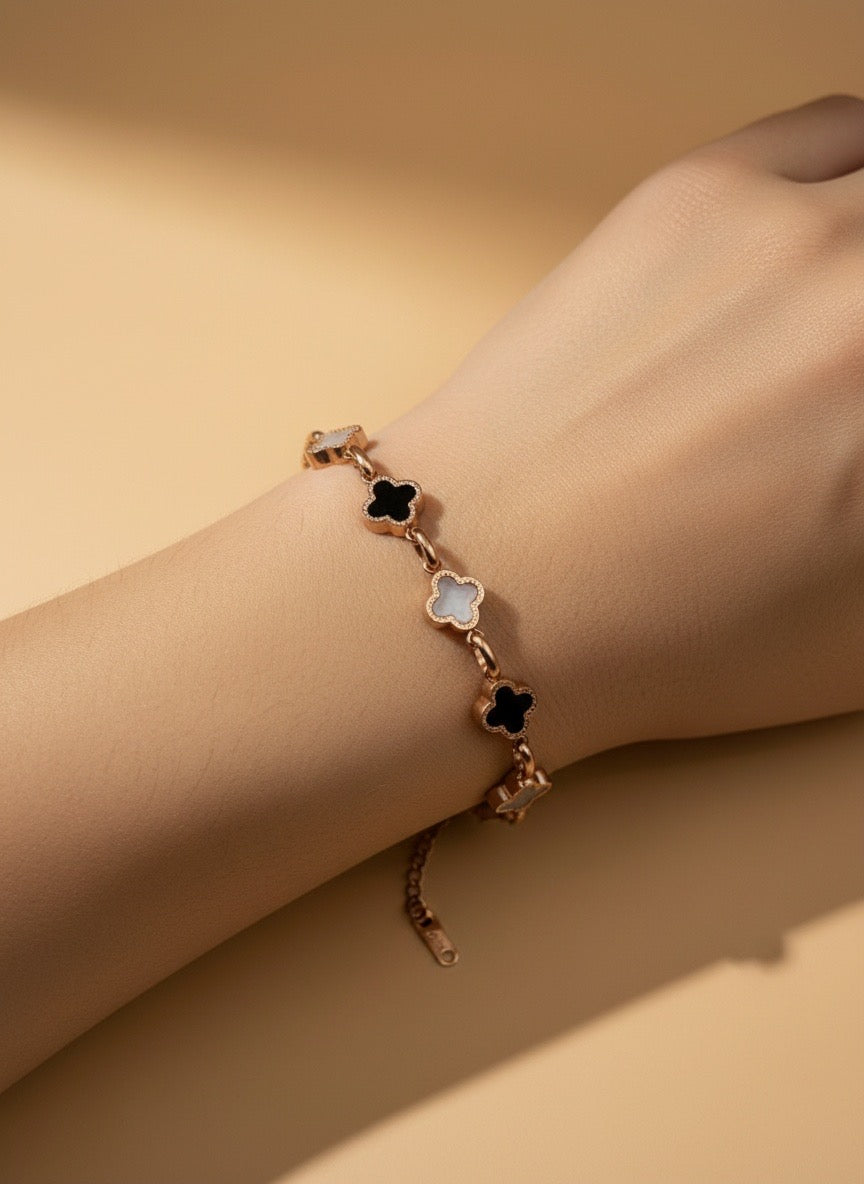 R3CEIVED — 18K Gold Plated Clover at night Bracelet
